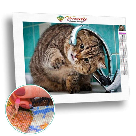 Chat jouant avec le robinet - modèle M001 | Kit de broderie de diamant - Animaux Chat Produit