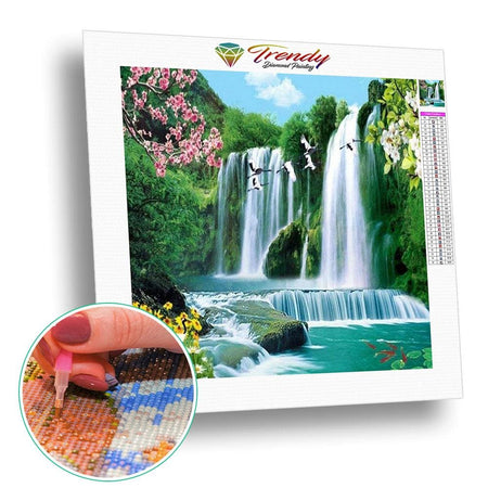 Grande chute deau dans un paysage de verdure | Kit broderie - En forêt Paysage Produit À la montagne Été